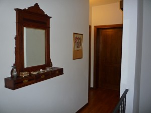 Зеркало в коридоре