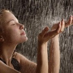 Девушка подставляет ладони дождю