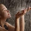 Девушка подставляет ладони дождю